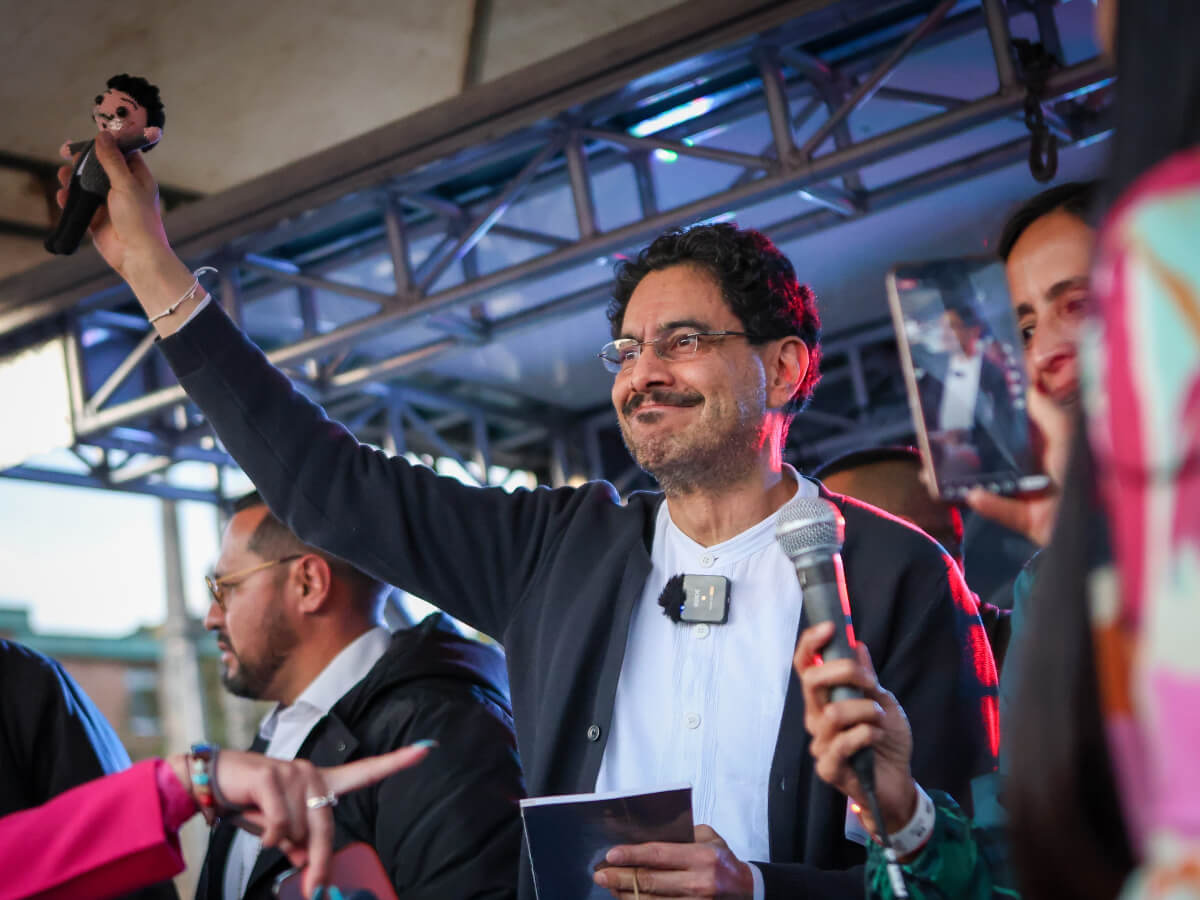 Iván Cepeda saludando a simpatizantes